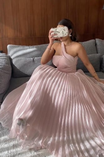 فستان طويل ناعم بتصميم الكسرات