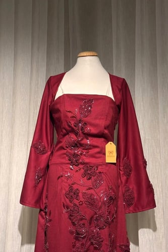 فستان طويل بتطريز ﻻمع وبأكمام منفصل