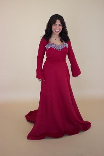 فستان نسائي بأكمام طويلة وبتطريز يدوي عند الصدر