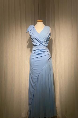 فستان نسائي بدون اكمام بتصميم الكسرات المميز