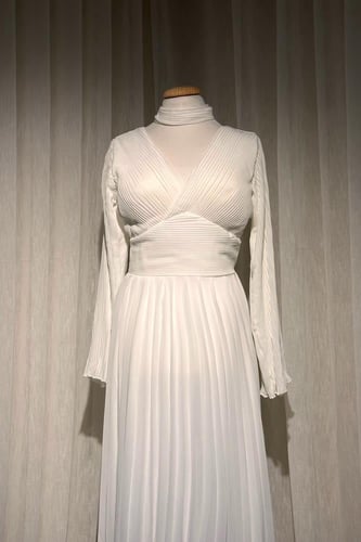 فستان ناعم بأكمام طويلة بتصميم الكسرات