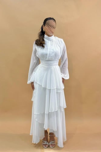 فستان محتشم بطبقات من الشيفون