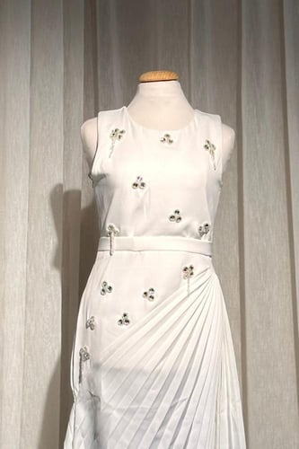 فستان طويل بزينة لامعة وبتصميم الكسرات