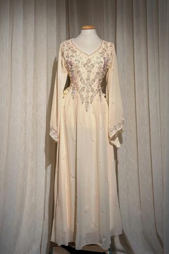 جلابية طويلة بتطريز عربي مميز وبحزام عند الخصر