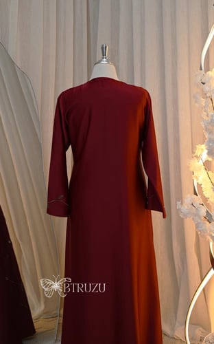 جلابية طويلة بتصميم كسرات مزين بالمعان وبياقة على...