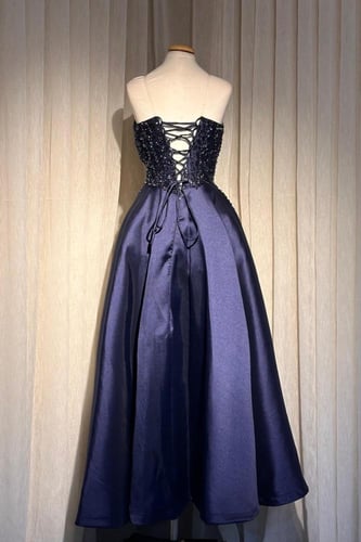 فستان سهرة طويل بتطريز لامع وطبقة عند الصدر