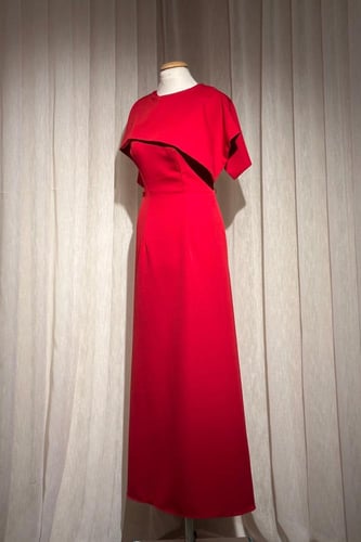 فستان ناعم بقصة أكمام بسيطة وبياقة عالية