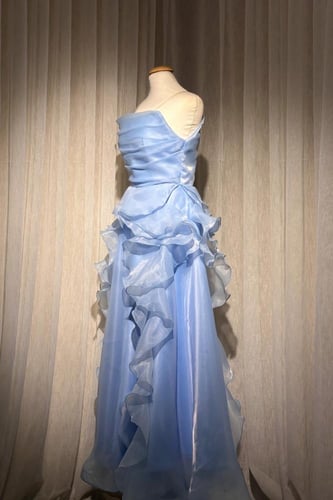 فستان سهره طويل بدون اكمام يتميز بتصميم البتلة