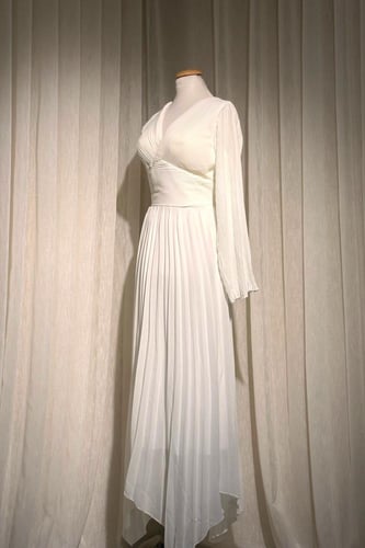 فستان ناعم بأكمام طويلة بتصميم الكسرات