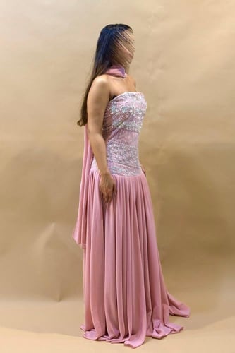 فستان ماكسي بتطريز لامع وبكسرات سفلية