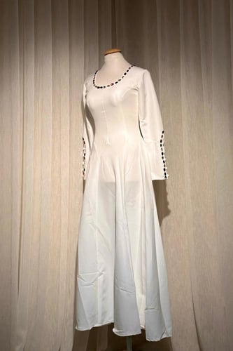 فستان ناعم طويل بتطريز حجر الراين