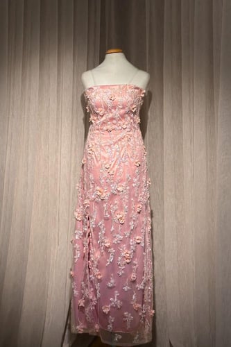 فستان سهرة أنيق بأكمام وبزخرفة الورد وحجر الراين