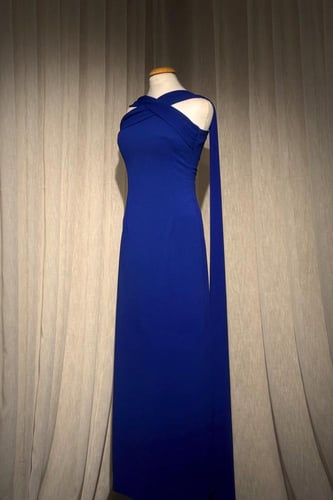 فستان ناعم طويل بتصميم شال مميز عند الرقبة