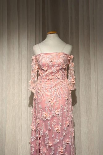 فستان سهرة أنيق بأكمام وبزخرفة الورد وحجر الراين