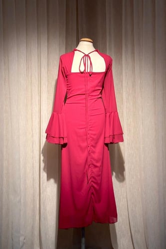 فستان ناعم بتصميم بسيط وبكسرات عند الاكمام