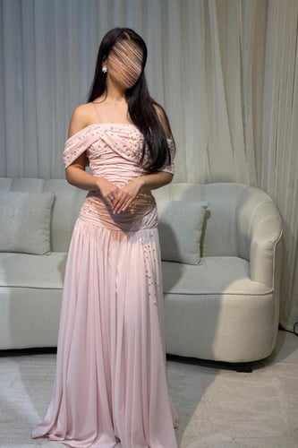 فستان سهرة بكسرات مطرزه بالخرز