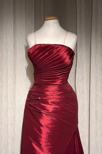 فستان سهرة بقصة مائلة وكسرات مموجة