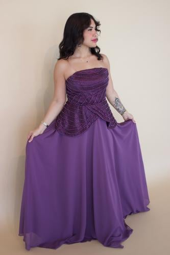 فستان سهرة بدون اكمام بقصة مطرزة يدويا