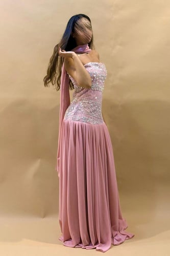 فستان ماكسي بتطريز لامع وبكسرات سفلية