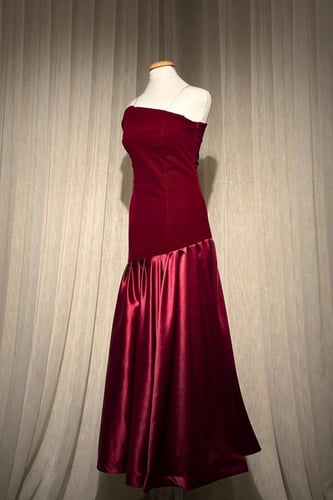 فستان مخمل بتصميم مميز وبخامة تفته من الاسفل