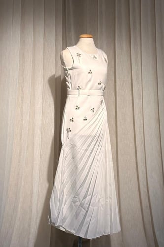 فستان طويل بزينة لامعة وبتصميم الكسرات