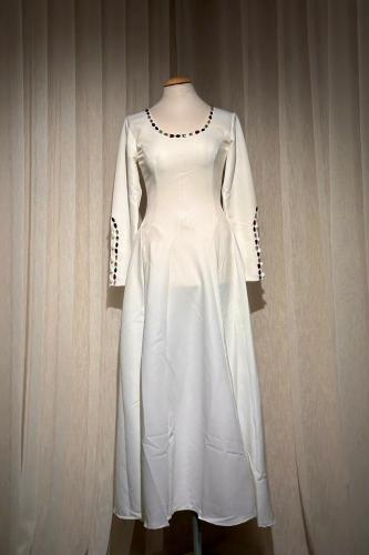 فستان ناعم طويل بتطريز حجر الراين