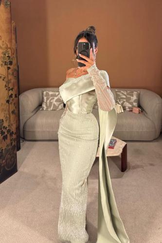 فستان سهرة لامع بتطريز كامل وبذيل طويل