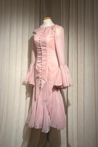 فستان ميد ناعم بقصة غير اعتيادية