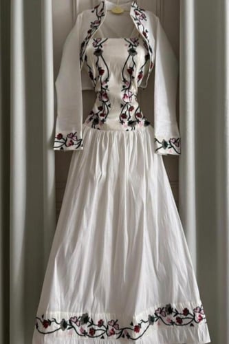 فستان عيد بأكمام طويلة مخصر بكسرات وبقماش مورد