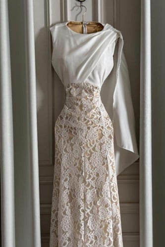 فستان ناعم بدانتيل ذهبي وبكم مفرد