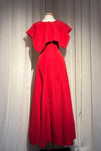 فستان ناعم بطبقة عند الصدر وقصة مموجه من الاسفل