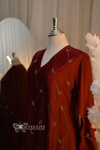 جلابية طويلة بتصميم كسرات مزين بالمعان وبياقة على...