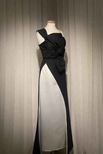 فستان ناعم بقصة مائلة مميزة وبتصميم فيونكة ناعمة