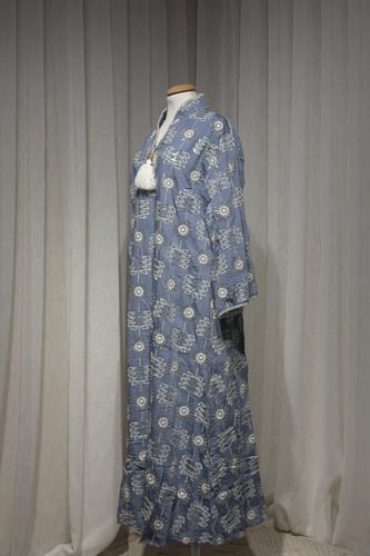 جلابية نسائية طويلة بتطريز عصري مميز