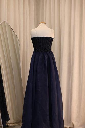 فستان سهرة طويل بدون أكمام مزين بالترتر