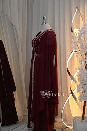 جلابية سهرة بأكمام الفراشة وبرقبة V وبتطريز مميز م...