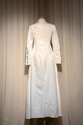 فستان ناعم طويل بتطريز حجر الراين