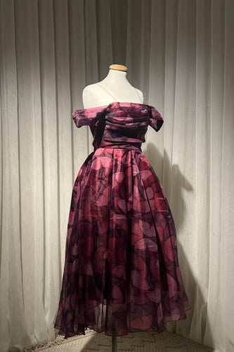 فستان ميد بدون أكمام بنمط الفراشات الأنيقة