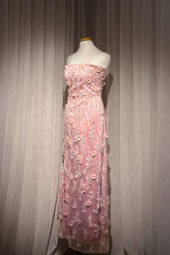 فستان سهرة أنيق بأكمام وبزخرفة الورد وحجر الراين