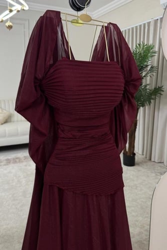 فستان ماكسي ناعم بكسرات مموجة واكمام من الشيفون