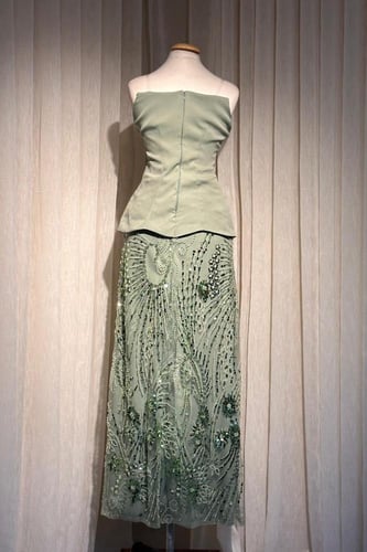 فستان سهرة بتطريز لامع من الاسفل