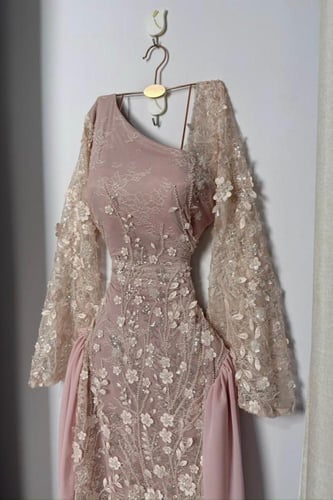 فستان سهرة بلون بيبي بينك بتطريز لامع