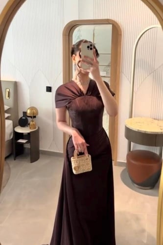 فستان ناعم مزين بالدانتيل والكسرات