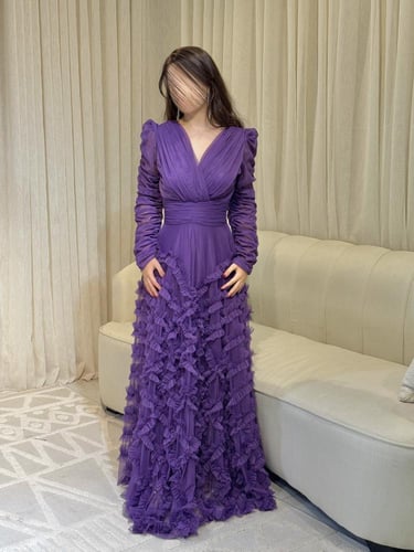 فستان ماكسي بأكمام طويلة مزين بالتل