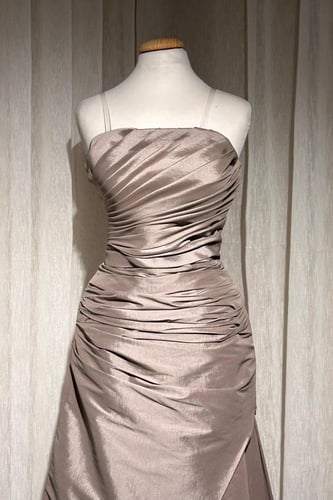 فستان سهرة بقصة مائلة وكسرات مموجة