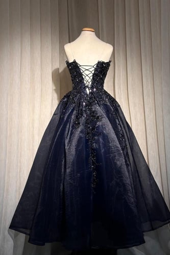 فستان سهرة بقصة كلاسيكية وبتطريز لامع