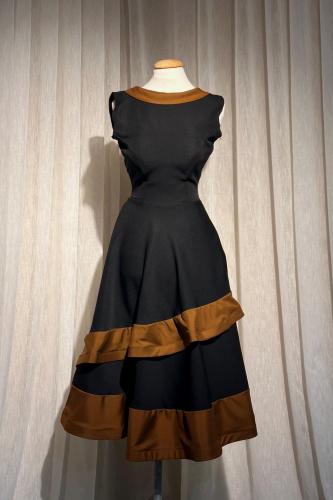 فستان ناعم بلونين بتصميم الطبقات