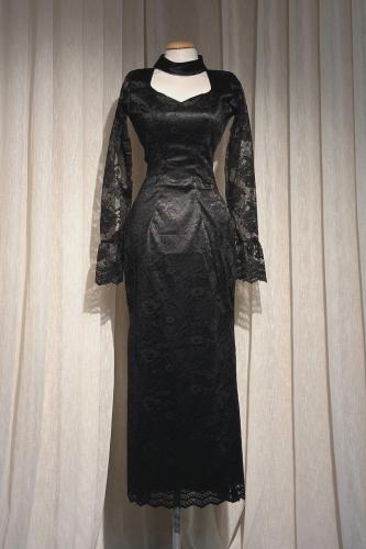 فستان ناعم بأكمام طويلة مزين بالدانتيل