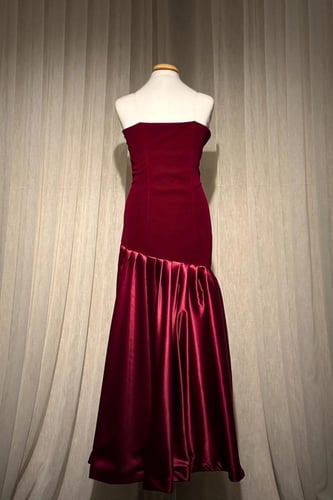 فستان مخمل بتصميم مميز وبخامة تفته من الاسفل