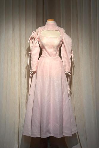 فستان ناعم ميد بقصة مميزة وبياقة عالية